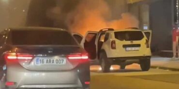 Bursa’da seyir halindeki otomobil alev alev yandı