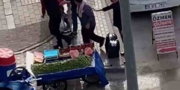 Bursa’da seyyarın satıcılar "yer" kavgası kamerada