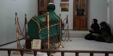 Evin içinde bulunan türbe vatandaşların dikkatini çekiyor