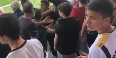 Futbol maçında tehlikeli gerginlik...Seyirciler oyunculara hakaret etti