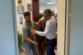 Gemlik Belediye Başkanı Deviren makam kapısını söktü