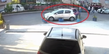 Geri viteste unuttuğu aracıyla kaza yaptı, o anlar kamerada