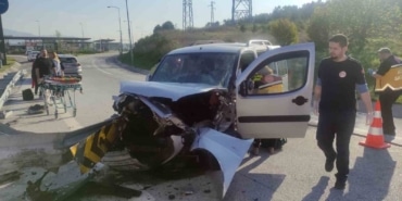 Hafif ticari araç bariyerlere saplandı, araçta sıkışan baba ve oğlunu ekipler kurtardı