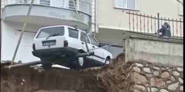 Heyelan sonrası uçurumun kenarındaki otomobiller böyle kurtarıldı