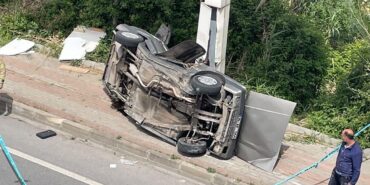 Hurdaya dönen araçtan sağ çıktılar