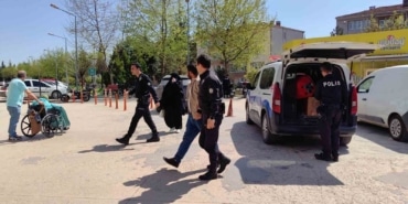 Kaçak göçmenler evlendikleri gün yakalandı