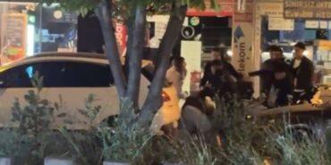 Kavgaya tutuşan gençler caddeyi ringe çevirdi