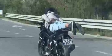 Motosikleti yatarak kullanan sürücüye ceza kesildi