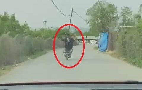Motosikletiyle ön kaldırdı, kayarak yere düştü