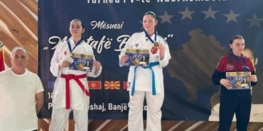 Nilüferli karateciler madalyalarla döndü