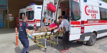 Odun keserken 2 ayağını ve elini kesti