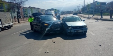 Otomobil ile cip çarpıştı: 3’ü çocuk 5 kişi yaralandı