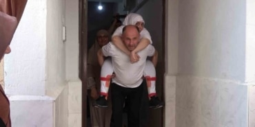 (Özel) Bir araya geldiler, yürüyemeyen Fikriye’yi konvoyla umreye gönderdiler