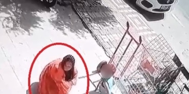 (Özel) Dükkan önünde duran köpeği önce sevdi sonra çaldı, o anlar kamerada