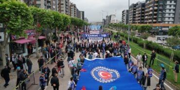 BURSA'DA 1 MAYIS COŞKUSU İŞÇİLER DAVUL VE ZURNA EŞLİĞİNDE BAYRAMLARINI KUTLADI