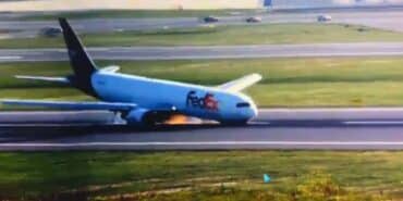 İSTANBUL HAVALİMANI'NDA FEDEX HAVAYOLLARI'NA AİT KARGO UÇAĞININ GÖVDESİNİN ÜZERİNE İNDİĞİ AN KAMERADA