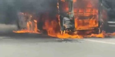 Bursa’da servis minibüsü alev alev yandı