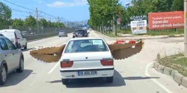 Otomobil ile çelenk taşıdı