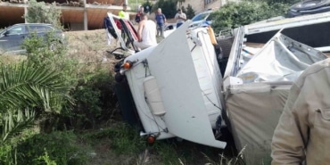 Takla atan tır, trafiği kapattı