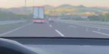 Tır sürücüsü 180 kilometre hızla gitti, otomobiller ona yetişemedi