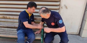 Hastane önünde itfaiye ekiplerinden çivi çıkarma operasyonu