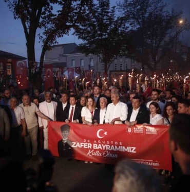 Bursa’da 30 Ağustos coşkusu...Binlerce kişi fener alayında buluştu, Nilüfer’i dinledi
