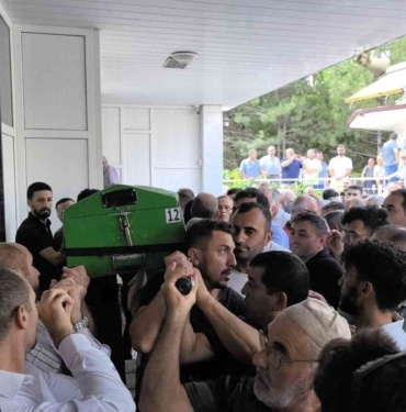 Bursa’da tır kazası sonucu hayatını kaybeden 3 kişinin cenazesi toprağa verildi