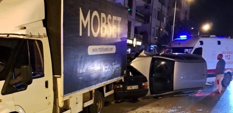 Kontrolden çıktı, park halindeki otomobillere çarptı: 2 yaralı