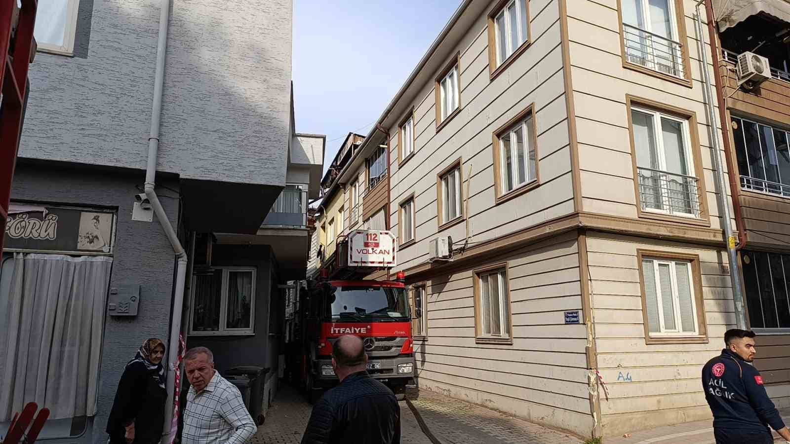 Çatı katında korkutan yangın
