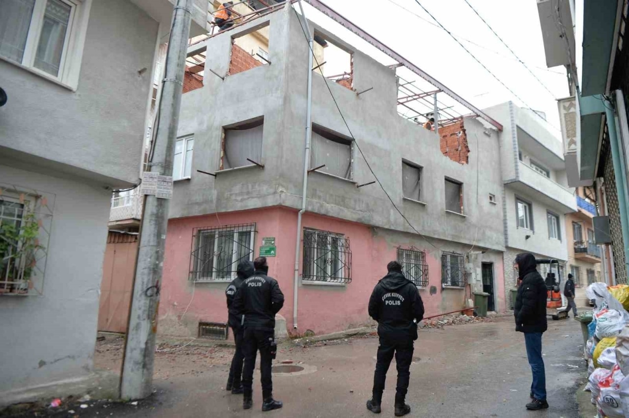 İnşaat aşamasındaki kaçak katlar yıkıldı