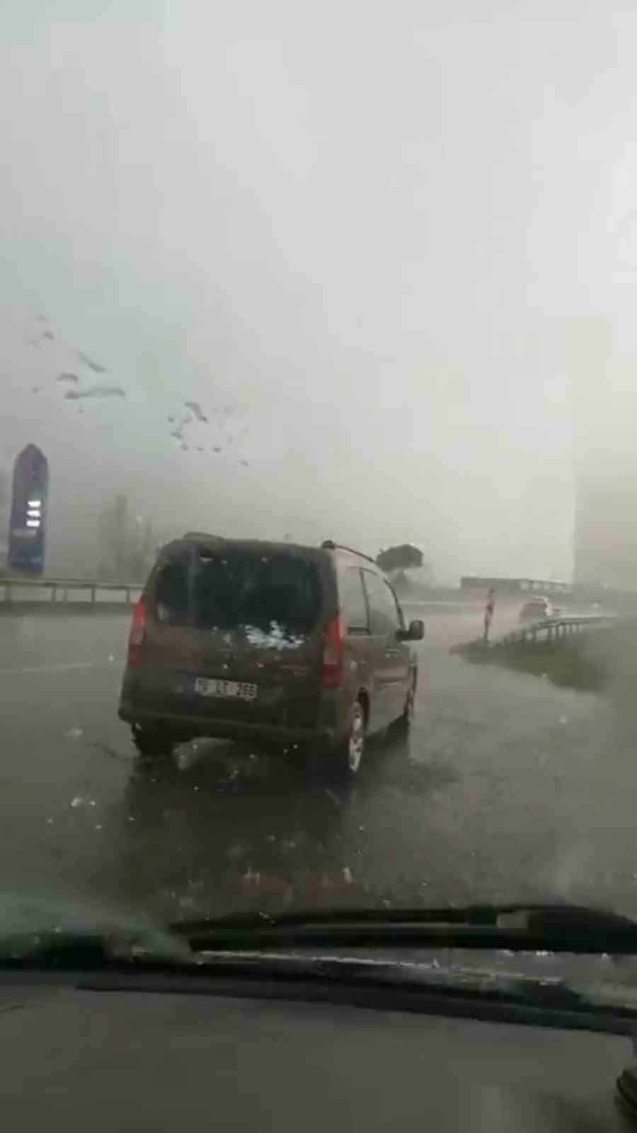 Bursa’da dolu yağışı sürücülere zor anlar yaşattı