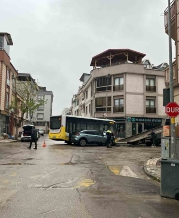 Halk otobüsü ile ot otomobil çarpıştı: 3 yaralı