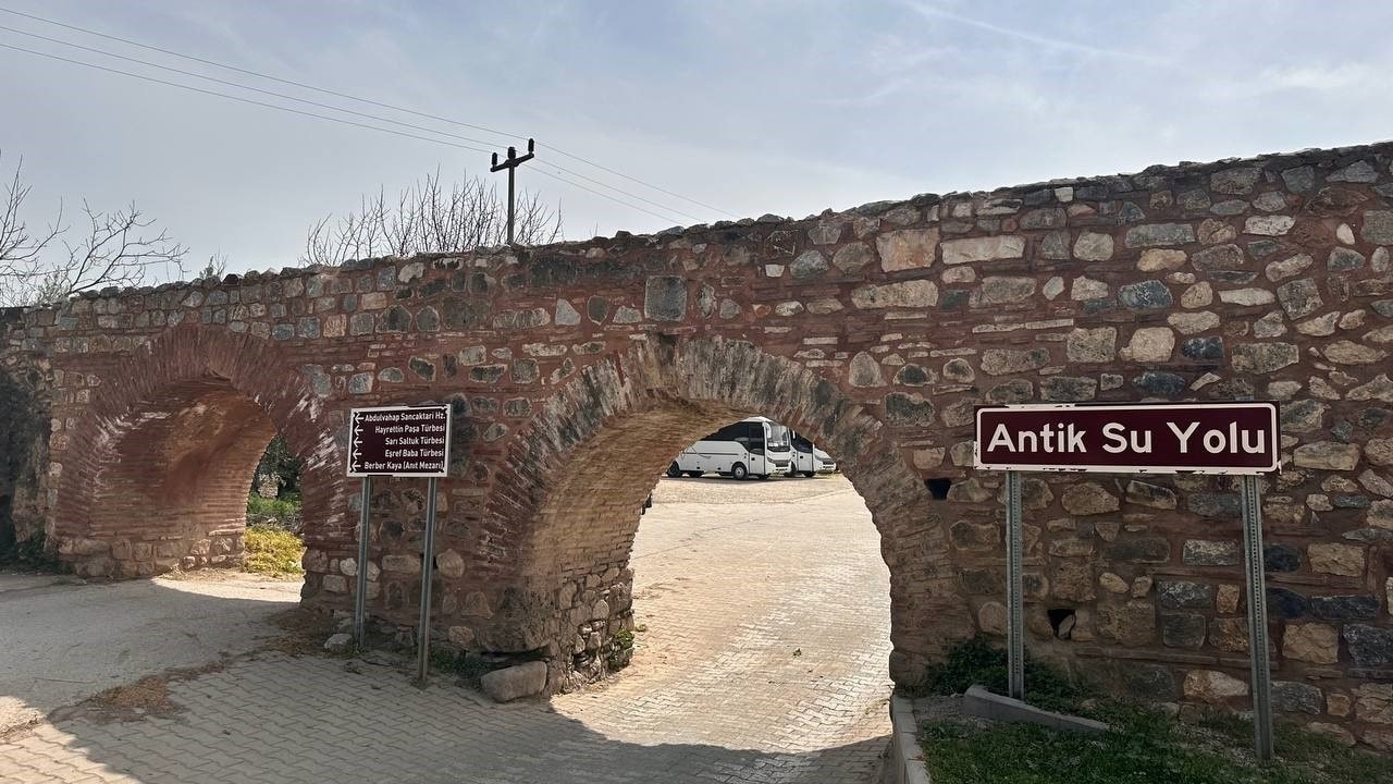 Turistler, Osmanlı Dönemi’ne ait mezar taşı buldu