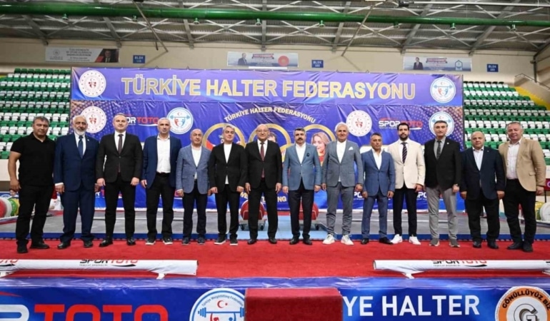 Naim Süleymanoğlu Spor Kompleksi’nde halter rüzgarı