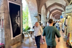 İpekböceğinin hikayesi ipek kumaşa basılan fotoğraflarla Kozahan’da sergileniyor