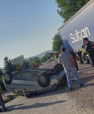 Kamyonla çarpışan otomobil takla attı: 1’i çocuk 5 yaralı