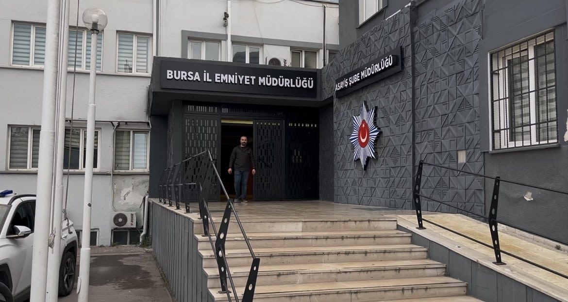 "DEAŞ" BAHANESİYLE ALTIN VURGUNUNA POLİS SUÇÜSTÜ YAPTI DOLANDIRICILAR ALTINLARI ALMAYA GELDİKLERİ EVİN KAPISINDA YAKALANDI