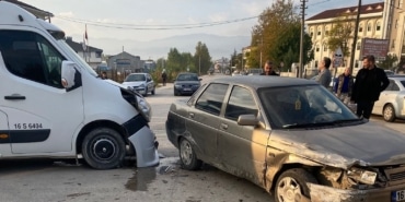 ARA SOKAKTAN ÇIKAN SERVİS KAZAYA SEBEP OLDU: 1 YARALI