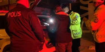 ALKOLLÜ YAKALANAN SÜRÜCÜ ARACINI ÖVE ÖVE BİTİREMEDİ