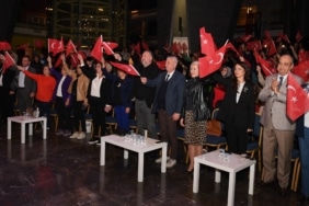 ATATÜRK'ÜN BURSA'YA GELİŞİNİN 103'ÜNCÜ YIL DÖNÜMÜ OSMANGAZİ'DE MUHTEŞEM GÖSTERİYLE KUTLANDI GENÇLİK VE CUMHURİYET DANSI İZLEYENLERİ KENDİNE HAYRAN BIRAKTI