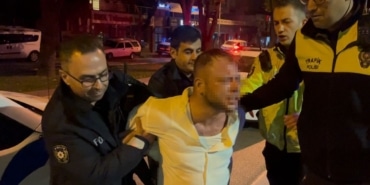 ALKOLLÜ SÜRÜCÜ PATLAK LASTİKLE KAÇTI, POLİSİ PEŞİNDE PERVANE ETTİ: "LAHMACUNU 80 LİRAYA SATIYORUM" "POLİSE DİRENDİ, LAHMACUN FİYATI SAYDI: '80 LİRA DİYORUM SİZE 60'A SATIYORUM' ALKOLLÜ SÜRÜCÜ, ALKOLDEN AYAKTA DURAMADI ORTALIĞI AYAĞA KALDIRDI BASIN MENSUPLARININ "SEN NE İÇTİN?" SORUSUNA "SEN NE İÇTİN?" CEVABINI VERDİ
