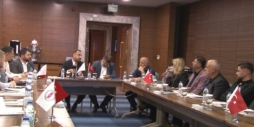 YEDİEMİN SEKTÖRÜNÜN GELECEĞİ BURSA'DA MASAYA YATIRILDI TÜRKİYE YEDİEMİN İŞLETMELERİ FEDERASYONU BAŞKANI ONUR ÖZDEMİR: "GİTGİDE BÜYÜYEN BİR AİLEYİZ"