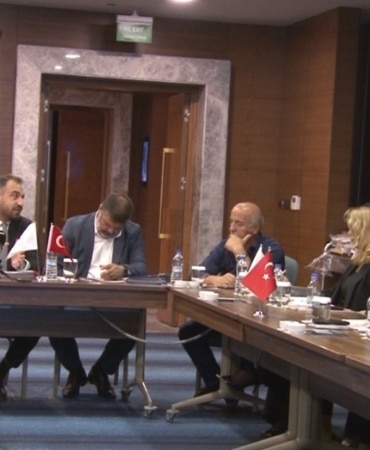 YEDİEMİN SEKTÖRÜNÜN GELECEĞİ BURSA'DA MASAYA YATIRILDI TÜRKİYE YEDİEMİN İŞLETMELERİ FEDERASYONU BAŞKANI ONUR ÖZDEMİR: "GİTGİDE BÜYÜYEN BİR AİLEYİZ"