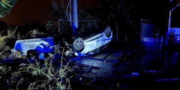 KONTROLDEN ÇIKAN OTOMOBİL TAKLA ATTI; 2 YARALI