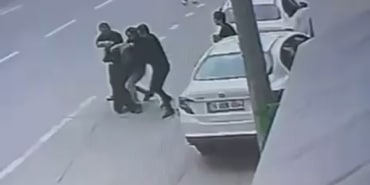 DRİFT ATARKEN YAKALANDI, SONRASINDA YAPTIKLARI PES DEDİRTTİ SÜRÜCÜNÜN POLİSİN SİLAHINI ALMAYA ÇALIŞTIĞI ANLAR KAMERAYA YANSIDI