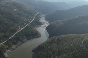 BAŞKAN BOZBEY, SU KRİZİNDEKİ DETAYLARI PAYLAŞTI BURSA BÜYÜKŞEHİR BELEDİYE BAŞKANI MUSTAFA BOZBEY, EKİM AYI DEĞERLENDİRME TOPLANTISI'NDA KENTİN SU SORUNUYLA İLGİLİ ÖNEMLİ AÇIKLAMALARDA BULUNDU BAŞKAN BOZBEY, "BURSA'YA GÜNLÜK ORTALAMA 430 BİN METREKÜP SU VERİYORUZ" "SON 17 YILIN YAĞIŞ GRAFİĞİ HER ŞEYİ AÇIK BİR ŞEKİLDE GÖZLER ÖNÜNE SERİYOR" "DÖNEMİN YÖNETİCİLERİ ALARM ZİLLERİ ÇALMASINA RAĞMEN GEREKLİ ADIMLARI ATMADI" "PROJELER, DSİ TARAFINDAN YAPILSAYDI, GERİ ÖDEMELERİ 15 YIL İÇİNDE TL BAZLI ÖDENECEKTİ" "SU KESİNTİLERİ YAPARAK 50 BİN METREKÜP TASARRUF EDİP SÜREYİ UZATMIŞ OLUYORUZ" "GÖREVE GELDİĞİMİZDE YÜZDE 5 OLAN İLERLEME SEVİYESİ, ŞU ANDA ÇINARCIK ARITMA TESİSİ'NDE YÜZDE 63, İNŞAAT KISMINDA İSE YÜZDE 90'DIR" "YÜKLENİCİ FİRMA SAHAYA İNMEMİŞKEN, MÜŞAVİR FİRMA SÜRECİ YENİ BAŞLAMIŞKEN İŞİN EYLÜL 2025'TE BİTECEĞİNİ SÖYLEMEK SÜRECİ HİÇ BİLMEMEKTİR" "BU MESELE, MEMLEKET MESELESİDİR" "SU TÜKETİMİ, YAKLAŞIK YÜZDE 70 ORANIYLA TARIM ALANLARIMIZDA GERÇEKLEŞİYOR" "TOPLAM SU KAYNAKLARININ YÜZDE 15'İNİ SANAYİ KULLANIRKEN, PAKETLENMİŞ SU TESİSLERİ İSE YÜZDE 4'ÜNÜ KULLANIYOR"