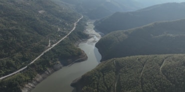 BAŞKAN BOZBEY, SU KRİZİNDEKİ DETAYLARI PAYLAŞTI BURSA BÜYÜKŞEHİR BELEDİYE BAŞKANI MUSTAFA BOZBEY, EKİM AYI DEĞERLENDİRME TOPLANTISI'NDA KENTİN SU SORUNUYLA İLGİLİ ÖNEMLİ AÇIKLAMALARDA BULUNDU BAŞKAN BOZBEY, "BURSA'YA GÜNLÜK ORTALAMA 430 BİN METREKÜP SU VERİYORUZ" "SON 17 YILIN YAĞIŞ GRAFİĞİ HER ŞEYİ AÇIK BİR ŞEKİLDE GÖZLER ÖNÜNE SERİYOR" "DÖNEMİN YÖNETİCİLERİ ALARM ZİLLERİ ÇALMASINA RAĞMEN GEREKLİ ADIMLARI ATMADI" "PROJELER, DSİ TARAFINDAN YAPILSAYDI, GERİ ÖDEMELERİ 15 YIL İÇİNDE TL BAZLI ÖDENECEKTİ" "SU KESİNTİLERİ YAPARAK 50 BİN METREKÜP TASARRUF EDİP SÜREYİ UZATMIŞ OLUYORUZ" "GÖREVE GELDİĞİMİZDE YÜZDE 5 OLAN İLERLEME SEVİYESİ, ŞU ANDA ÇINARCIK ARITMA TESİSİ'NDE YÜZDE 63, İNŞAAT KISMINDA İSE YÜZDE 90'DIR" "YÜKLENİCİ FİRMA SAHAYA İNMEMİŞKEN, MÜŞAVİR FİRMA SÜRECİ YENİ BAŞLAMIŞKEN İŞİN EYLÜL 2025'TE BİTECEĞİNİ SÖYLEMEK SÜRECİ HİÇ BİLMEMEKTİR" "BU MESELE, MEMLEKET MESELESİDİR" "SU TÜKETİMİ, YAKLAŞIK YÜZDE 70 ORANIYLA TARIM ALANLARIMIZDA GERÇEKLEŞİYOR" "TOPLAM SU KAYNAKLARININ YÜZDE 15'İNİ SANAYİ KULLANIRKEN, PAKETLENMİŞ SU TESİSLERİ İSE YÜZDE 4'ÜNÜ KULLANIYOR"