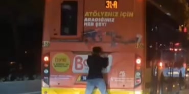 BURSA'DA OTOBÜSÜN ARKASINDA TEHLİKELİ YOLCULUK OTOBÜSE PATENLE TAKILAN GENCİN TEHLİKELİ YOLCUĞU KAMERADA