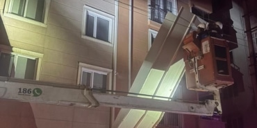 BURSA'DA GECE YARISI MAHALLELİYİ AYAĞA KALDIRAN OLAY APARTMANIN ÇATISINDAN GECE YARISI UÇAN PANELLER, BÜYÜK BİR GÜRÜLTÜYLE OTOMOBİLLERİN ÜZERİNE DÜŞTÜ