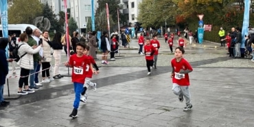 NİLÜFER'DE GENÇLER VE ÇOCUKLAR CUMHURİYET İÇİN KOŞTU